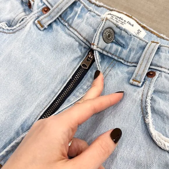 Abercrombie &amp; Fitch The ‘90s Straight Ultra High Rise Jeans in Light Destroy