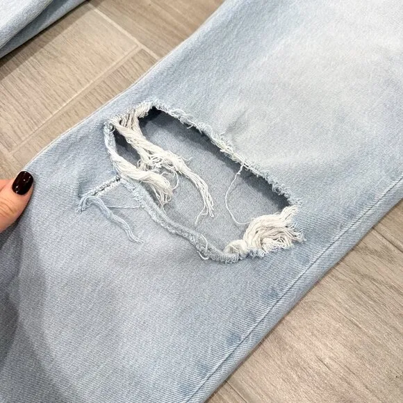 Abercrombie &amp; Fitch The ‘90s Straight Ultra High Rise Jeans in Light Destroy