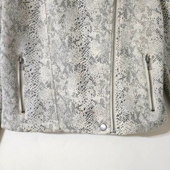 CUPCAKES &amp; CASHMERE Isabell Faux-Suede Cropped Motto Snake Print Jacket, M