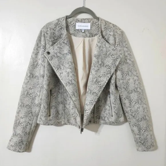 CUPCAKES &amp; CASHMERE Isabell Faux-Suede Cropped Motto Snake Print Jacket, M