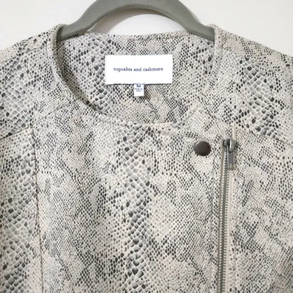 CUPCAKES &amp; CASHMERE Isabell Faux-Suede Cropped Motto Snake Print Jacket, M