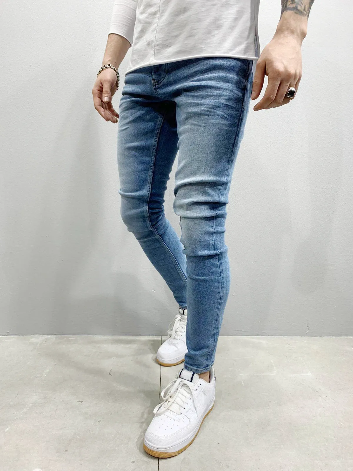 Men's Snug Fitting Skinny Denim Jeans
