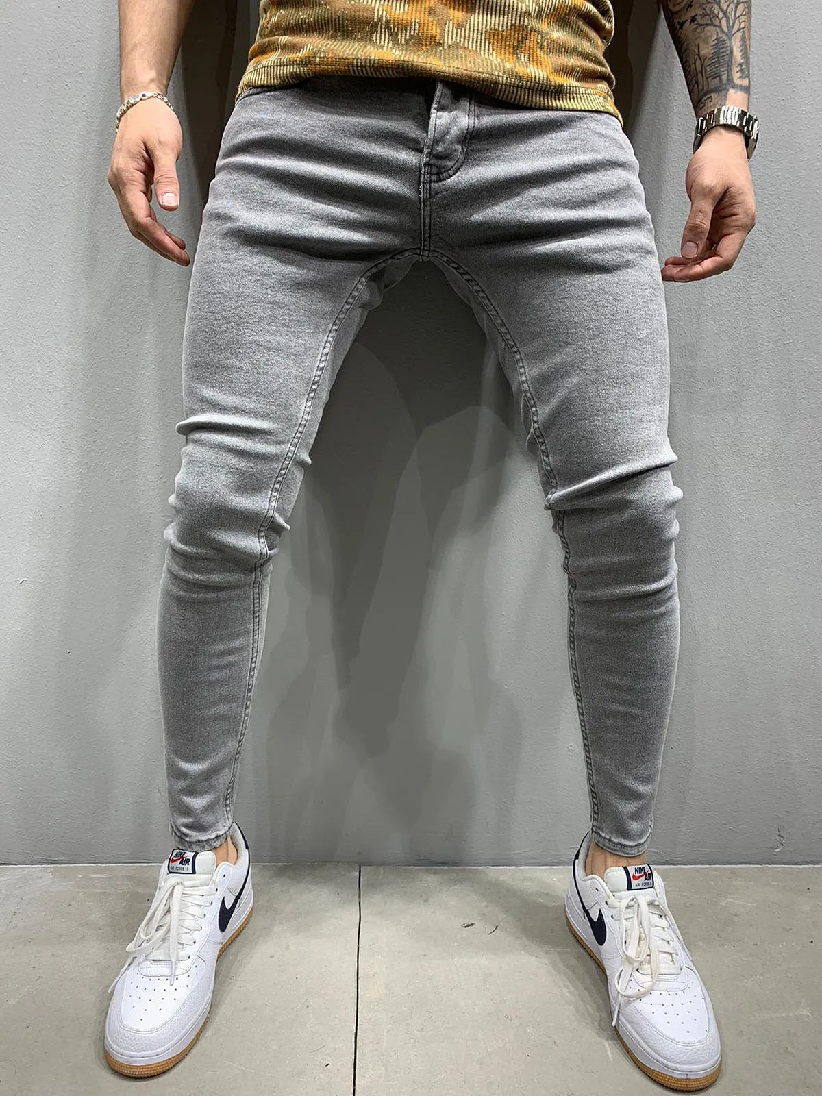 Men's Snug Fitting Skinny Denim Jeans