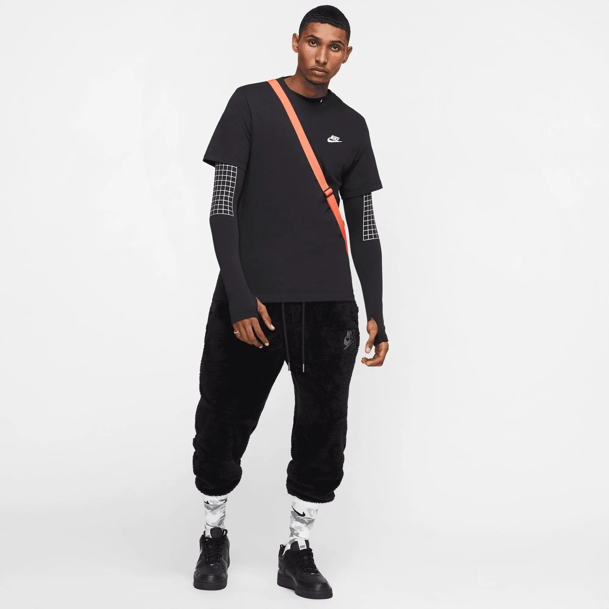 NIKE | SPORTSWEAR CLUB { BLACK/WHITE