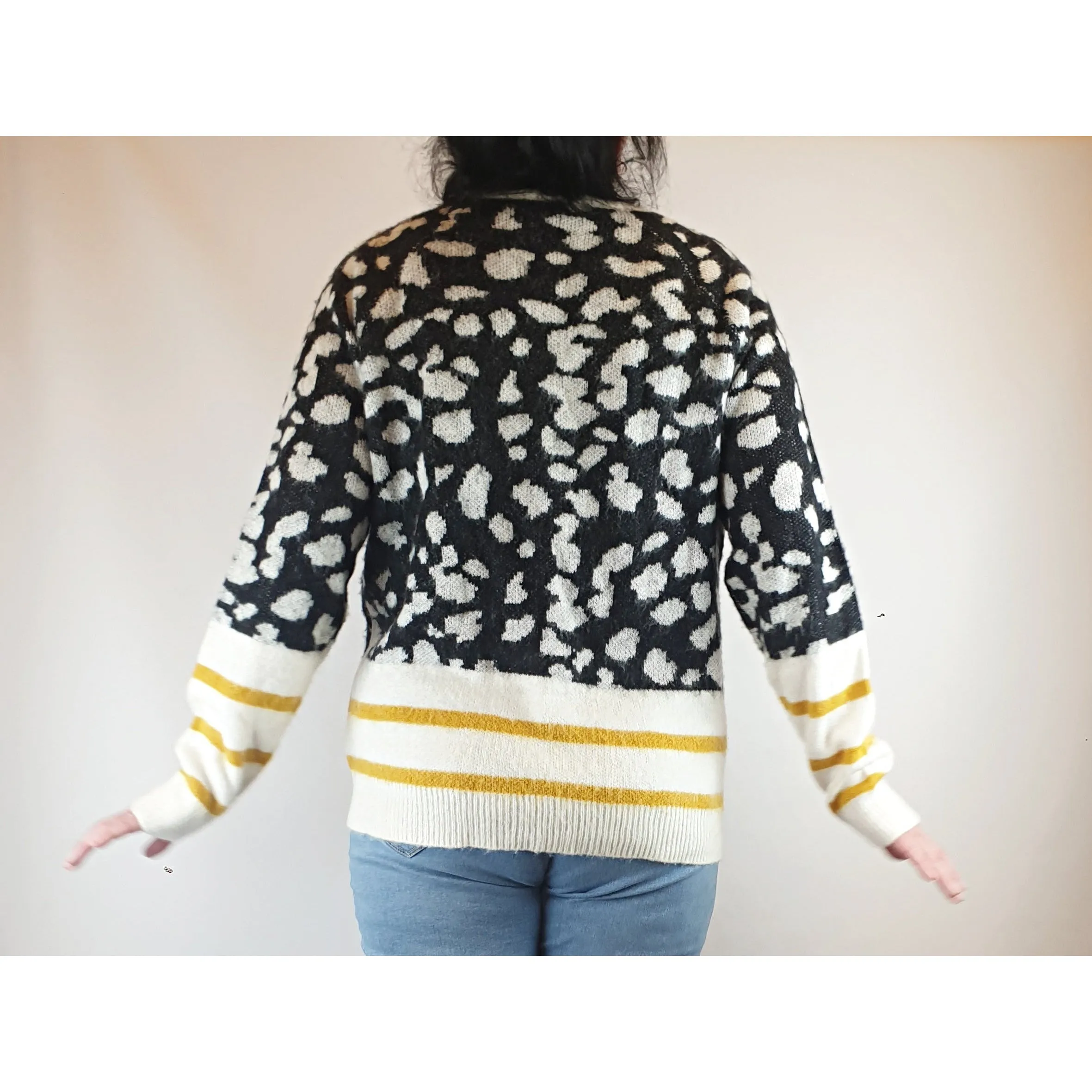soft knit jumper with contrasting front prints size XL (best fits size 16)