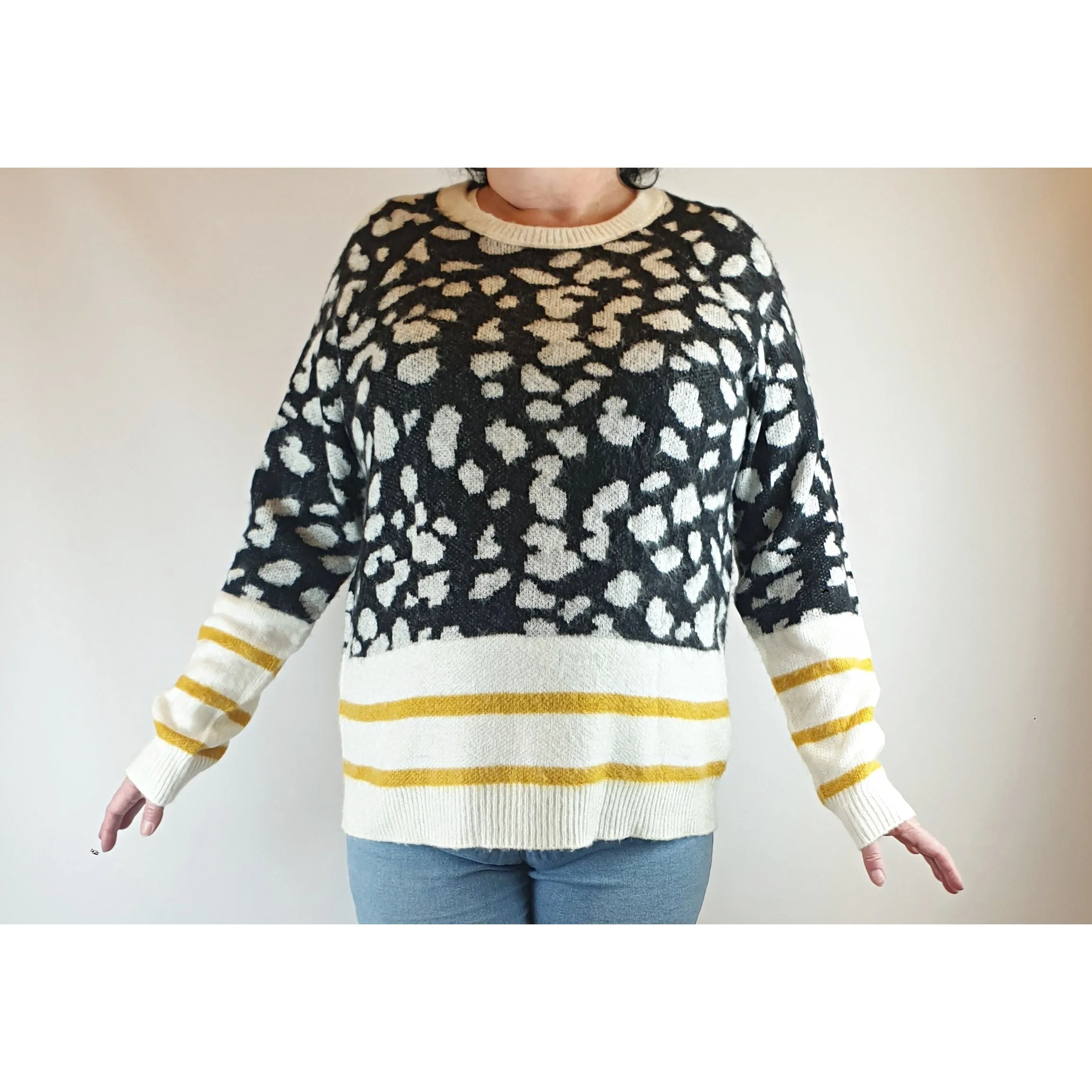 soft knit jumper with contrasting front prints size XL (best fits size 16)
