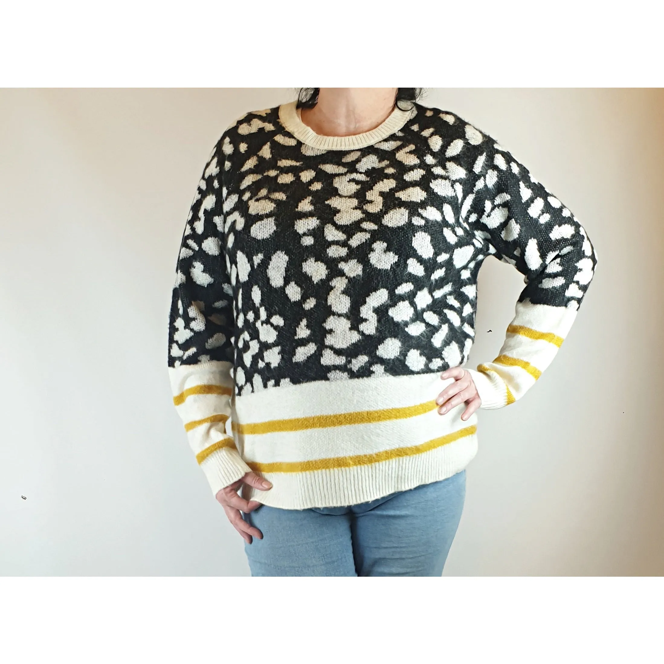 soft knit jumper with contrasting front prints size XL (best fits size 16)