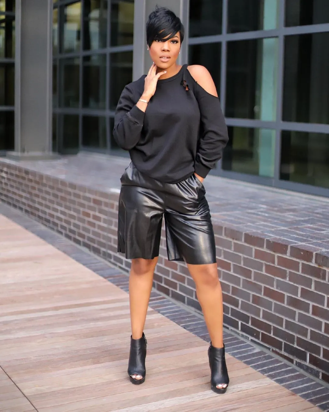 Stylish Cutout Round Neck Long Sleeve Top for Bold Casual Elegance
